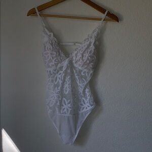 ABERCROMBIE & FITCH White Lace Floral Bodysuit